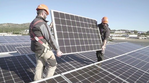Equipo de instaladores de Placas Solares Andalucía trabajando