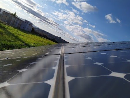 Estructura de placas solares en suelo para finca en Almería