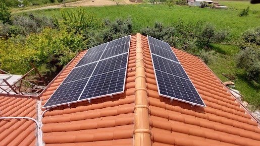 Instalación de placas solares en tejado residencial de Vélez-Málaga